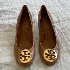 Tan leather Tory Burch gold medallion wedges